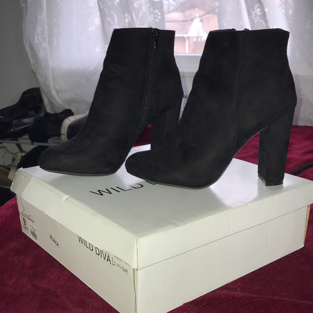 Ankle suede boots